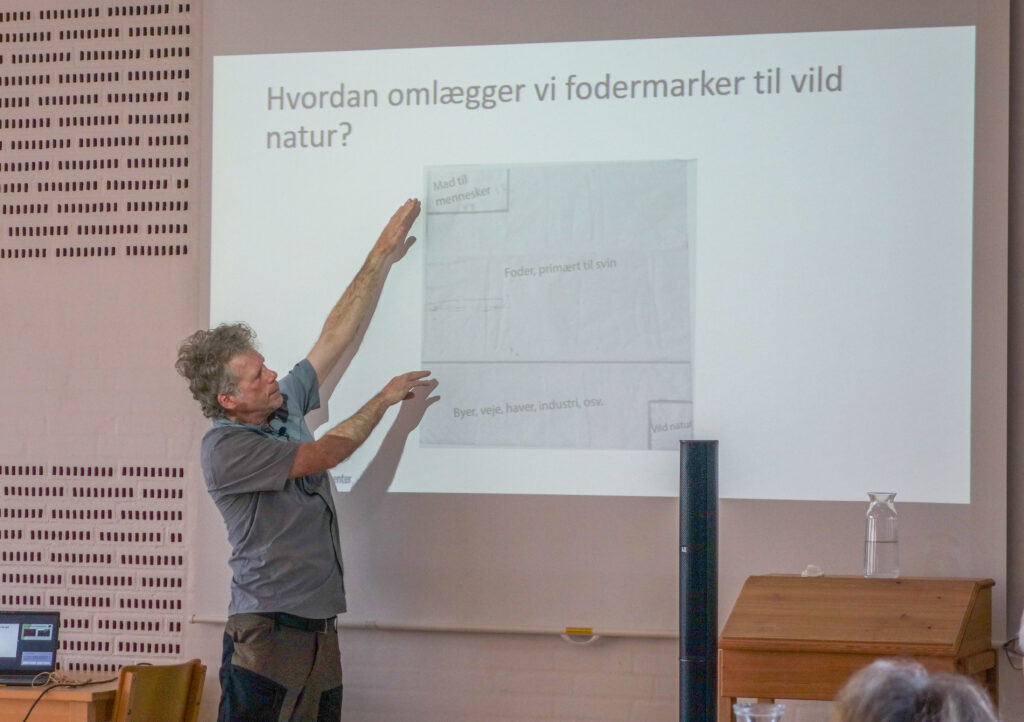 “Hvordan skaber jeg mere biodiversitet på kirkegården?” – Martin Keller holdte oplæg for 20 gravere i Simested Sognehus.