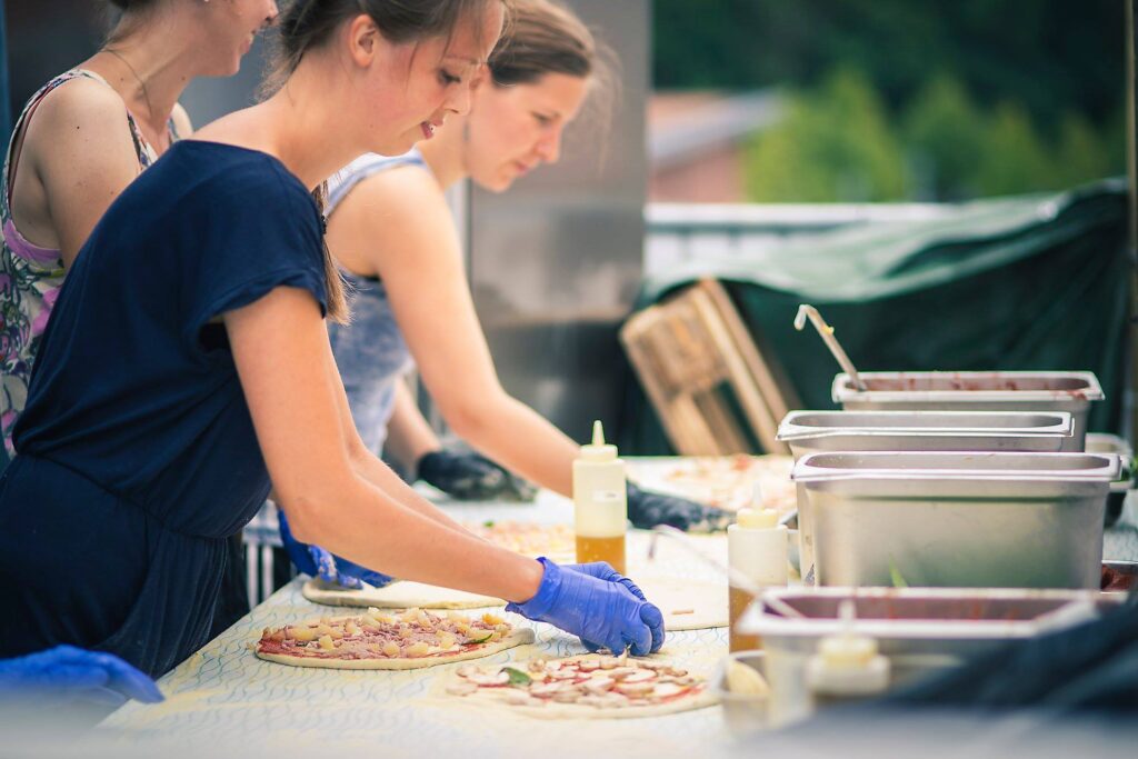 Højskoleeleverne laver pizza. Foto af Nicolaj Kristensen