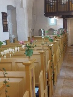 Kirkebænke blomster
