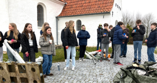 Konfirmander foran Tulstrup kirke