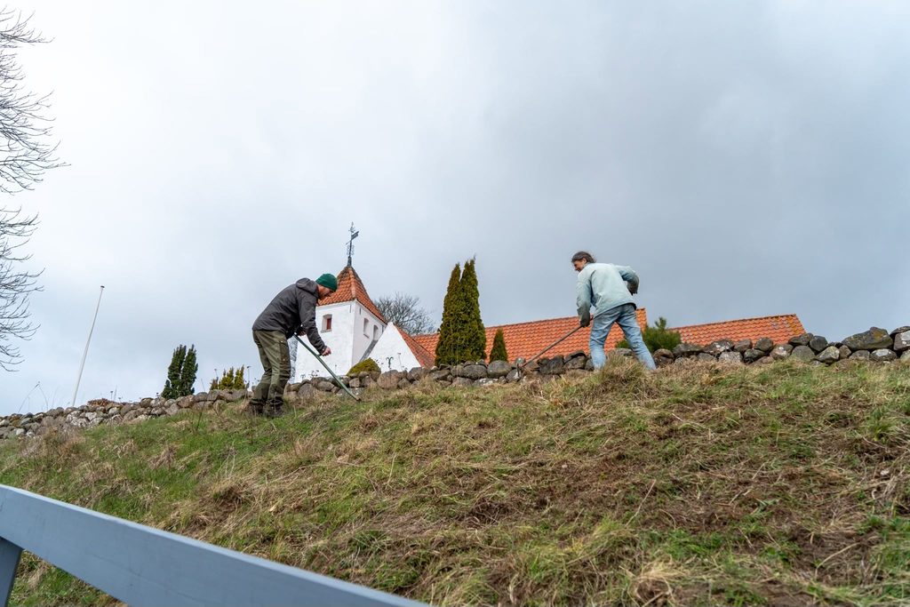 Skrænten foran Tulstrup kirke